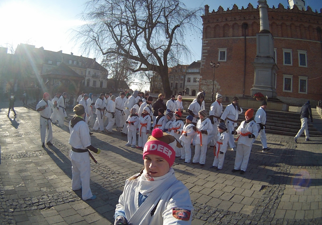Sandomierscy karatecy trenowali w Nowy Rok na Rynku Starego Miasta w Sandomierzu