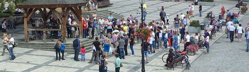 Turysci w Sandomierzu na Rynku