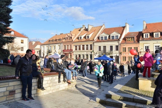 Dobra pogoda oraz dzień zakochanych przyciągnęły tłumy na sandomierski Rynek Starego Miasta