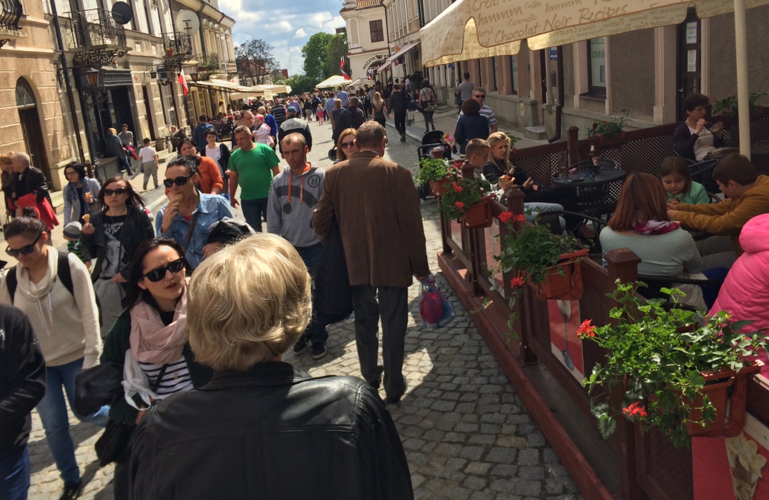 Ulica Opatowska w stronę Rynku była szczelnie wypełniona turystami