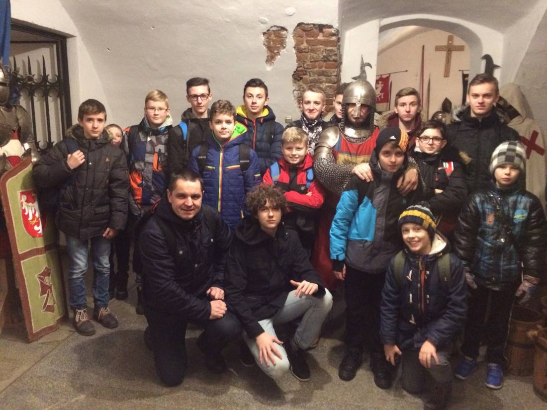 Wycieczki chętnie zwiedzają zbrojownię rycerską w Sandomierzu