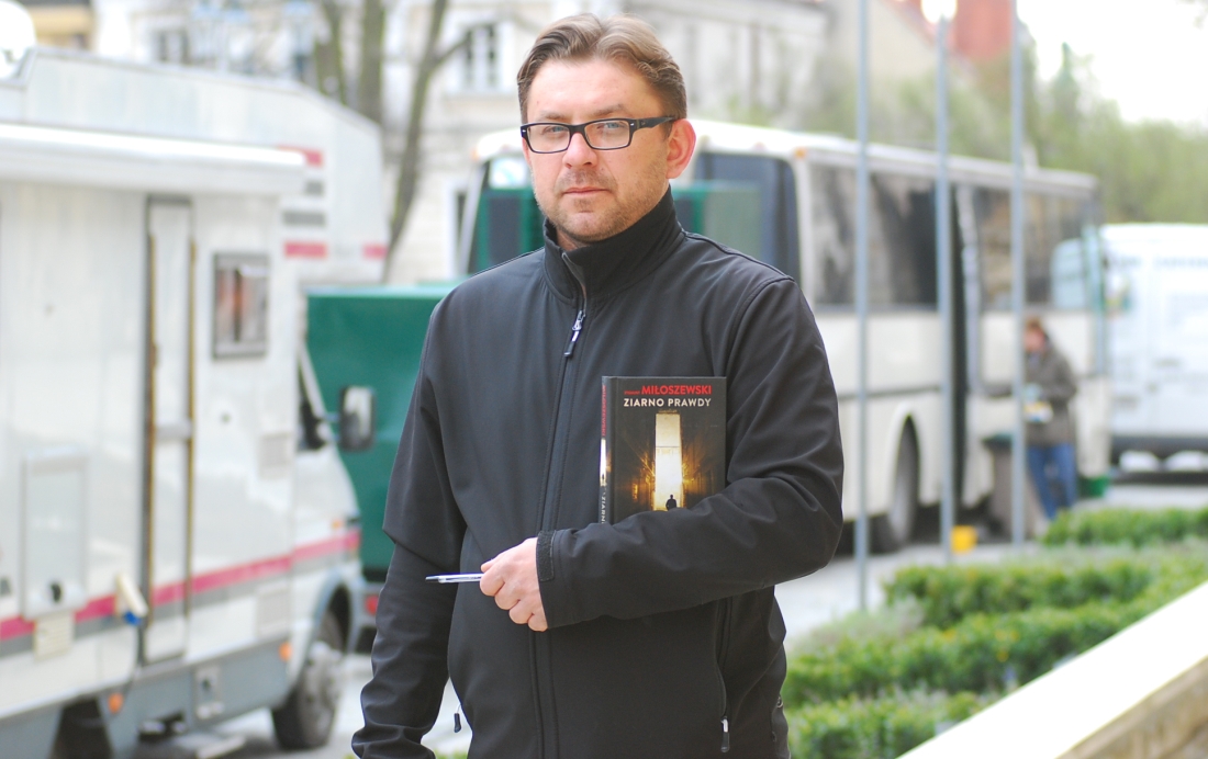 Mieszkaniec Sandomierza Grzegorz Turczyński wykorzystał moment pobytu aktorów w Sandomierzu podczas ekranizacji Ziarna Prawdy i z ksiażką oczekiwał na autografy odtwórców głównych ról.