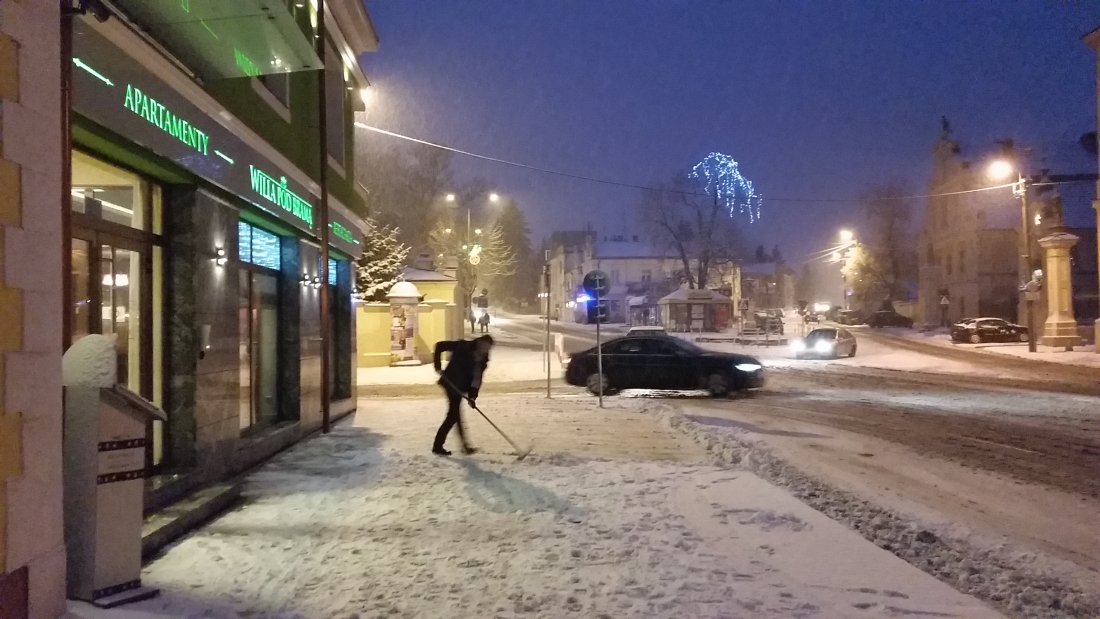 Zima zawitała do Sandomierza. Ulica Mickiewicza, róg Żeromskiego