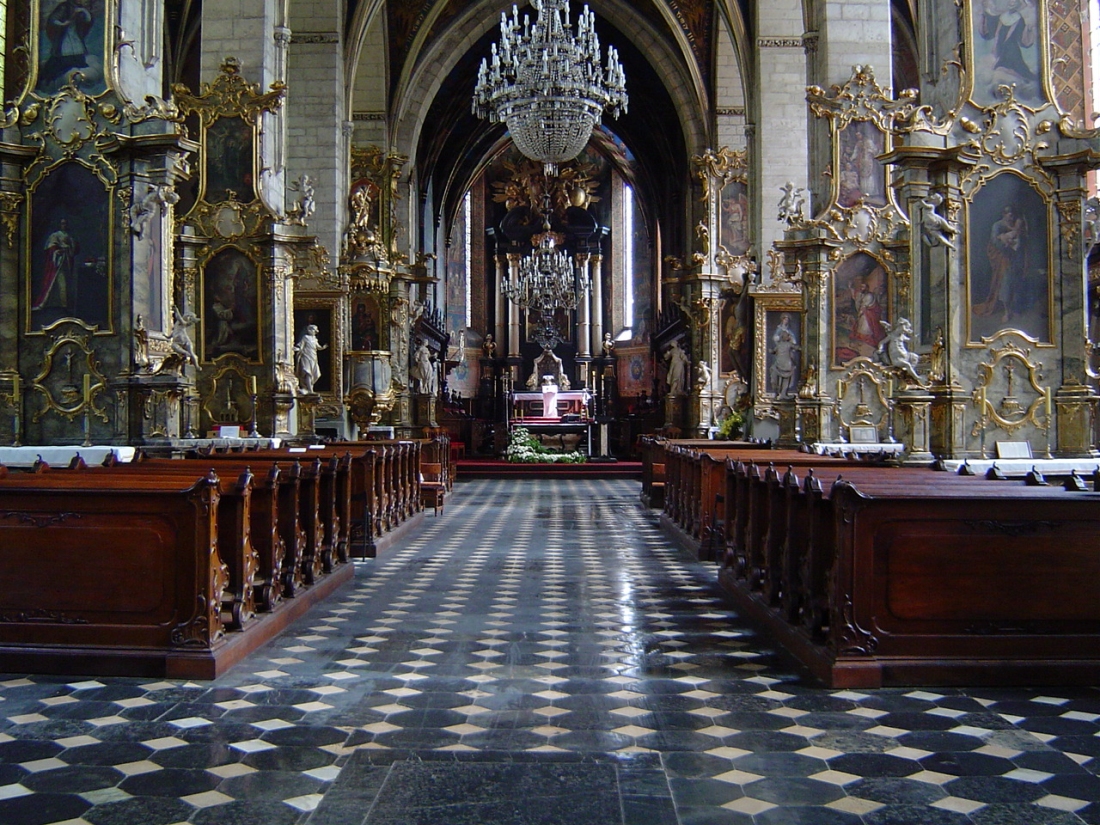 Widok na ołtarz główny w sandomierskiej katedrze