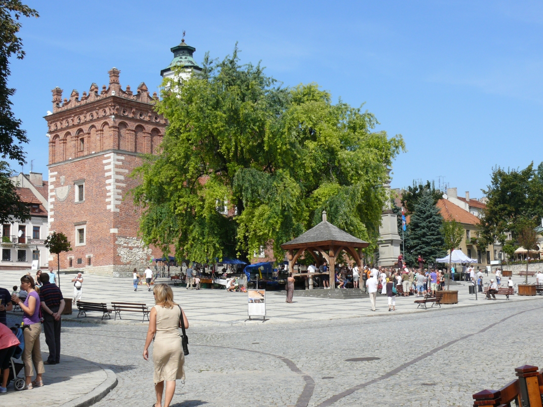 Rynek w Sandomierzu. Widok na Ratusz z rogu ulicy Mariackiej