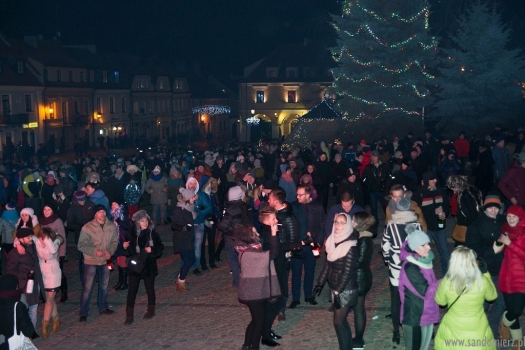Mieszkańcy miasta, regionu, turyści witali Nowy Rok na sandomierskiej Starówce